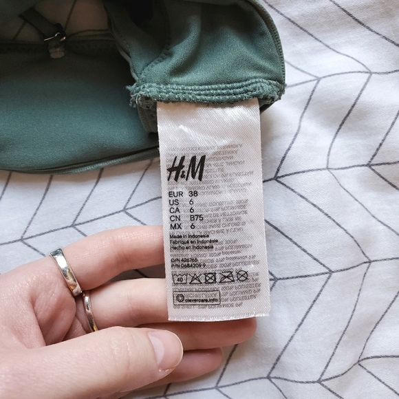 ✖SOLD✖ H&M Triangle Bikini Top - Picture 4 of 4